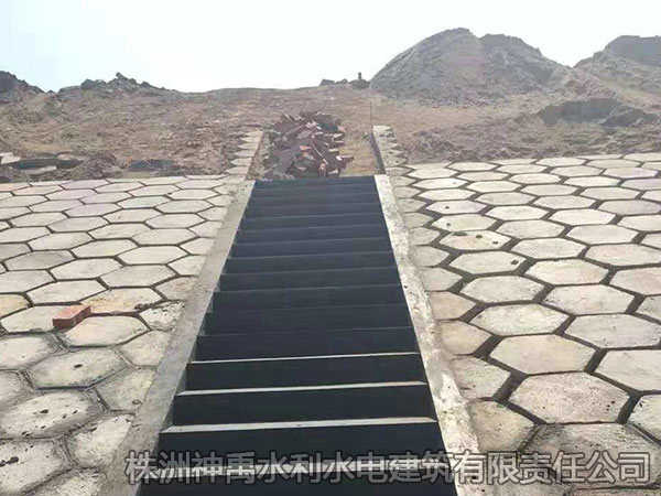 水庫堤壩施工現(xiàn)場(chǎng)